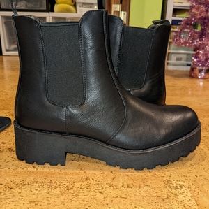 NWOT READ DESC. Chinese Laundry platform Chelsea boots 9.5